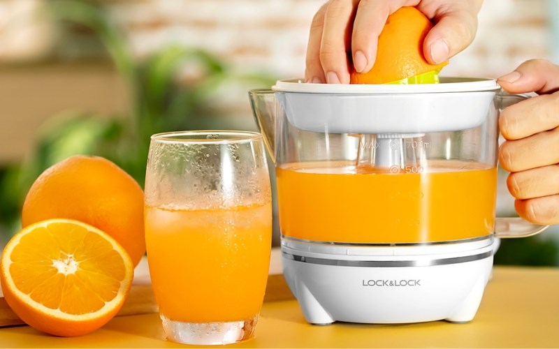 Tiến h&agrave;nh cho cam l&ecirc;n đầu m&aacute;y v&agrave; nhấn nhẹ để m&aacute;y tự vắt nước