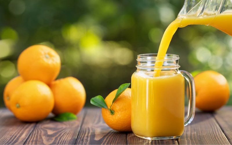 Cho nước cam ra ly v&agrave; thưởng thức