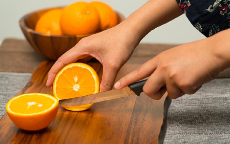 Cắt cam l&agrave;m hai theo chiều ngang