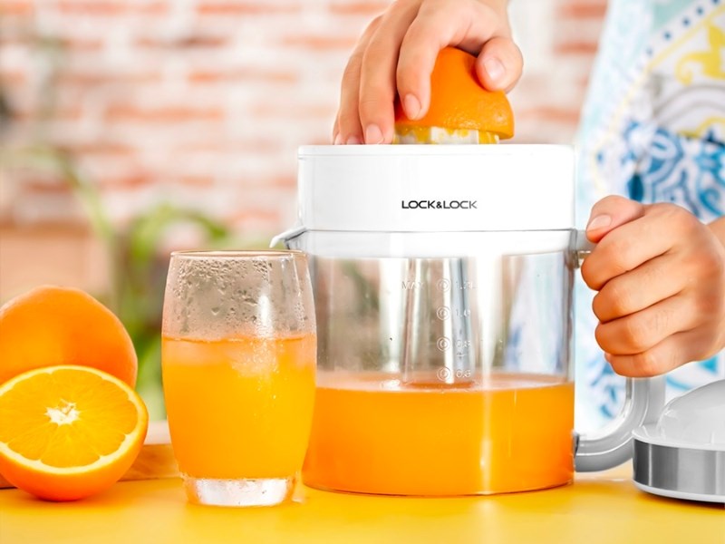 Ấn nhẹ cam v&agrave;o đầu m&aacute;y khoảng 5s một lần