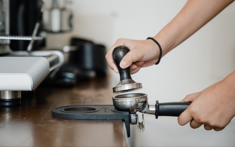 Tamper l&agrave; dụng cụ cần thiết khi pha c&agrave; ph&ecirc; Espresso