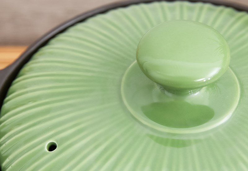 Nồi đất hoa sen nắp sứ 20 cm Dong hwa 403