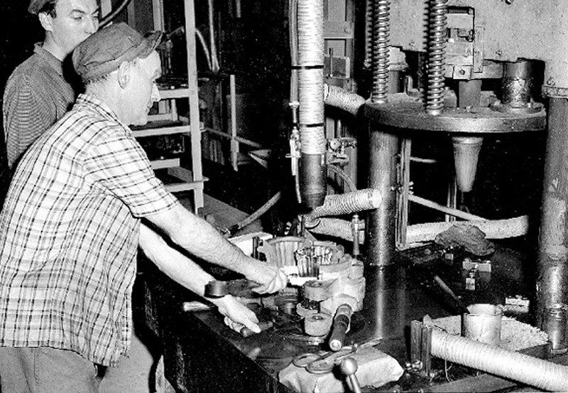 Nh&agrave; m&aacute;y đầu ti&ecirc;n tại Ch&acirc;u &Acirc;u lắp đặt m&aacute;y &eacute;p, l&ograve; nung v&agrave; m&aacute;y thổi thủy tinh