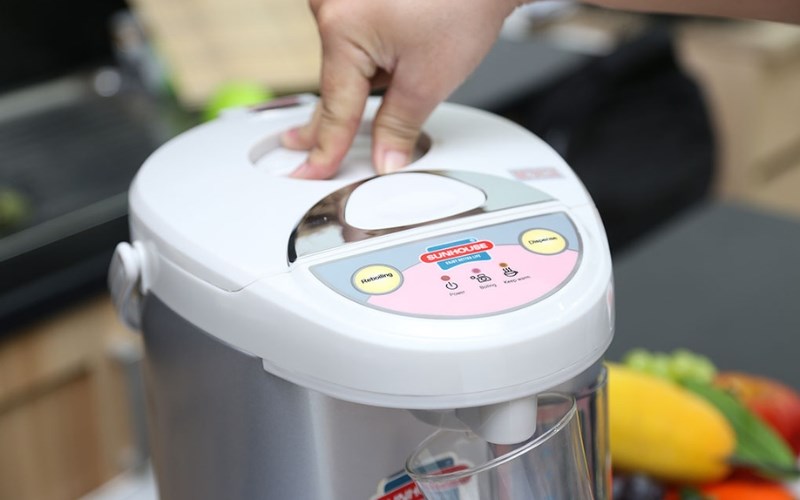 R&oacute;t nước từ b&igrave;nh ra