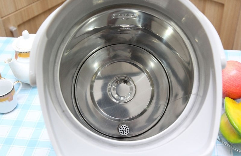 Ấn chốt mở nắp v&agrave; k&eacute;p nhẹ để nắp b&igrave;nh thủy bật l&ecirc;n