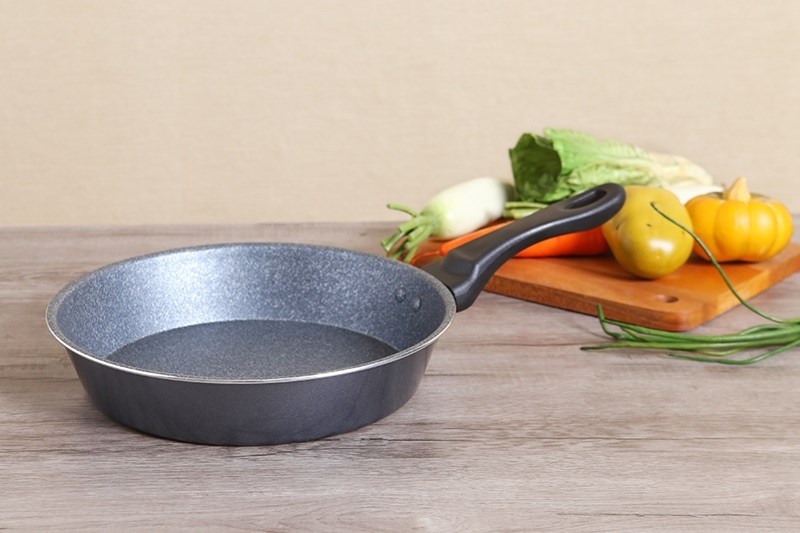 Chảo nh&ocirc;m chống d&iacute;nh đ&aacute;y từ 28 cm Happycook MFP-28IH GRAY