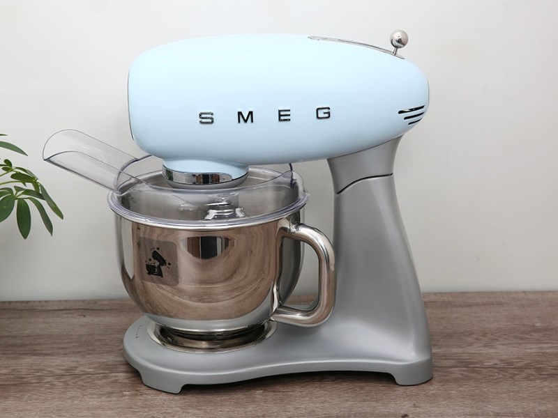 M&aacute;y trộn bột đa năng Smeg SMF02PBEU (535.43.608)