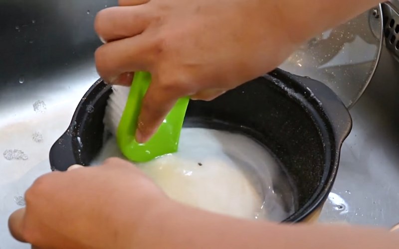 Vệ sinh sạch sẽ nồi đất