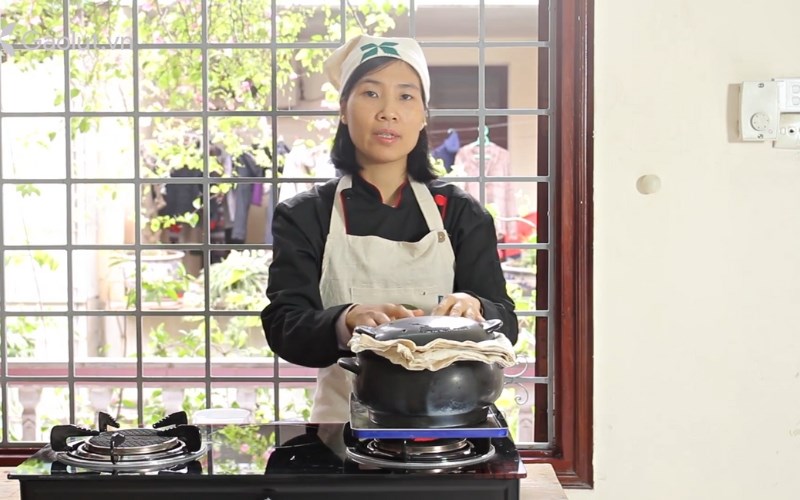 Mở nắp ra v&agrave; đặt l&eacute; chuối v&agrave;o nồi