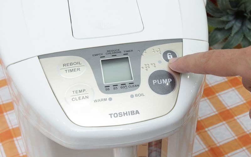 R&oacute;t nước n&oacute;ng