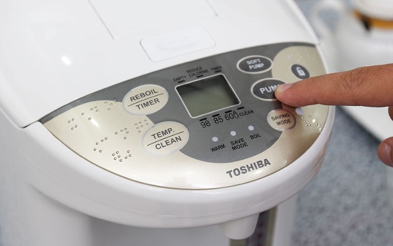 R&oacute;t nước n&oacute;ng