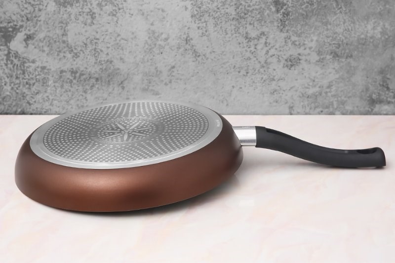 Vỏ ngoài chảo chống dính Tefal làm bằng hợp kim nhôm
