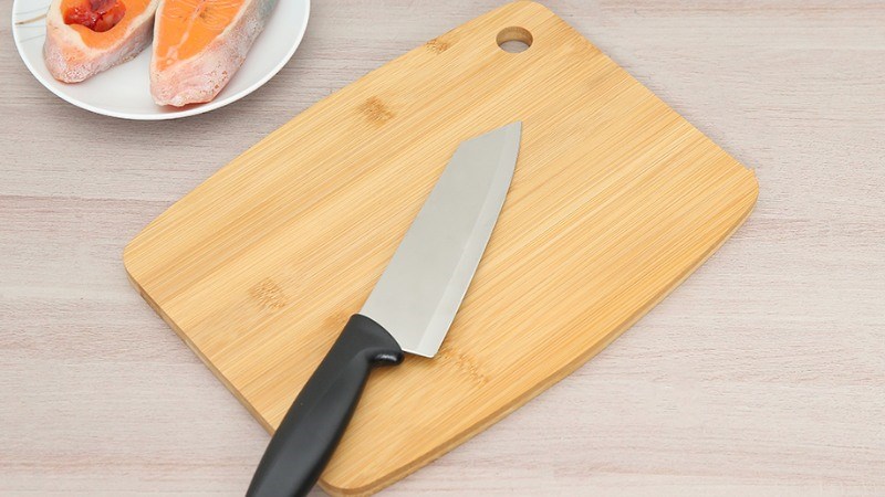 Thớt l&agrave; dụng cụ d&ugrave;ng để hỗ trợ dao cắt nguy&ecirc;n liệu dễ d&agrave;ng hơn