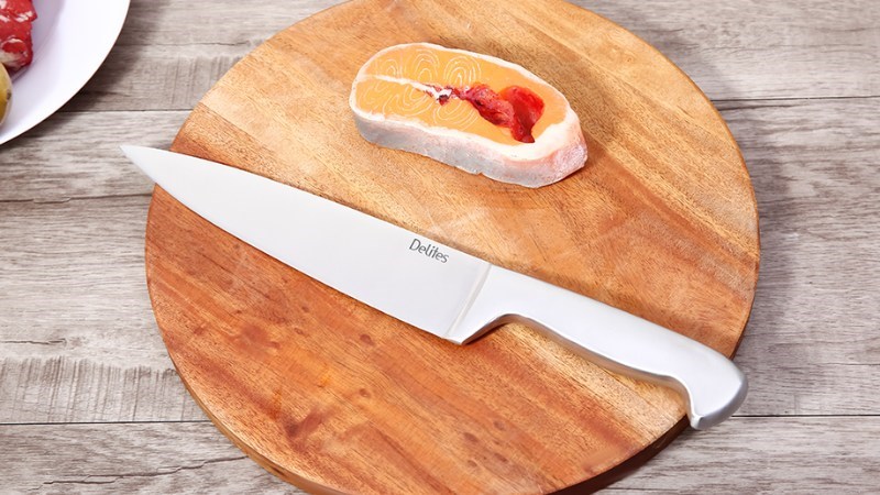 Đầu ti&ecirc;n bạn cần chuẩn bị dao để sơ chế nguy&ecirc;n liệu