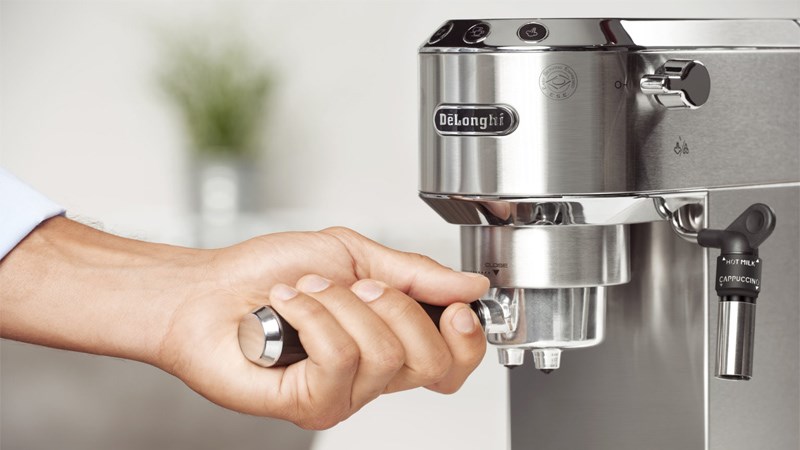 M&aacute;y pha c&agrave; ph&ecirc; b&aacute;n tự động y&ecirc;u cầu người pha phải xay hạt c&agrave; ph&ecirc; trước khi pha