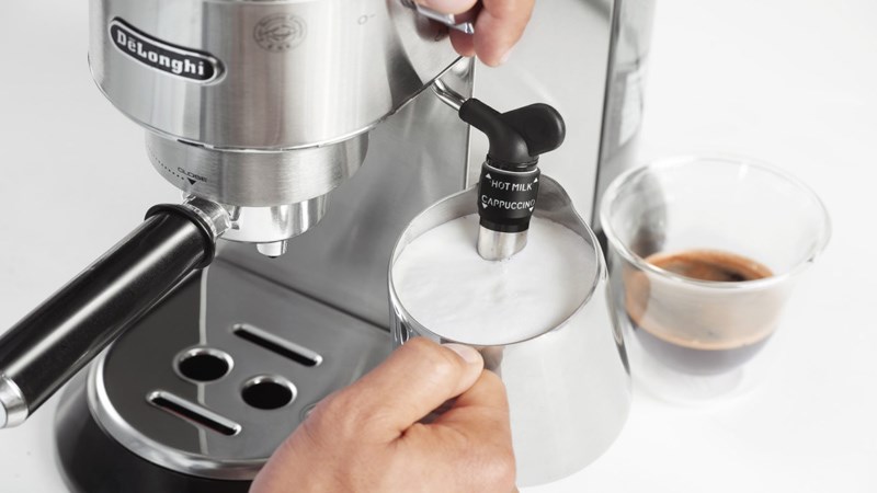 M&aacute;y pha c&agrave; ph&ecirc; b&aacute;n tự động đi k&egrave;m với v&ograve;i đ&aacute;nh sữa, tiện lợi cho ly Cappuccino ho&agrave;n hảo 