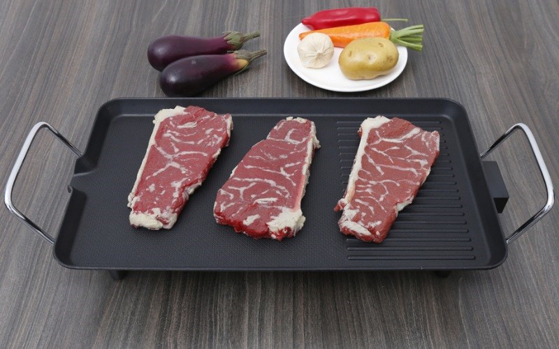 Cần thường xuy&ecirc;n lật thực phẩm nhằm tr&aacute;nh ch&aacute;y