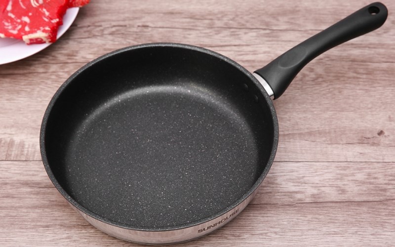 Chảo inox 5 đ&aacute;y chống d&iacute;nh v&acirc;n đ&aacute; 24 cm Sunhouse IN24M4 