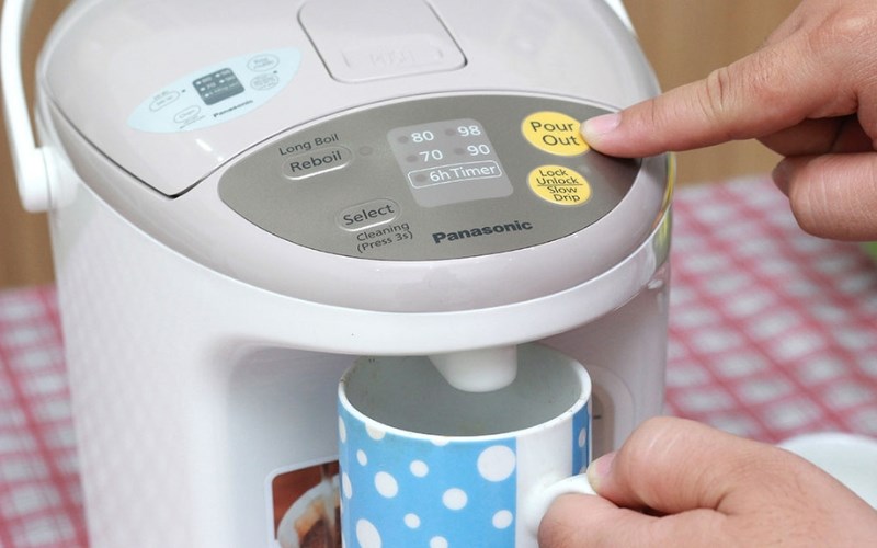 R&oacute;t nước n&oacute;ng (Pour our)