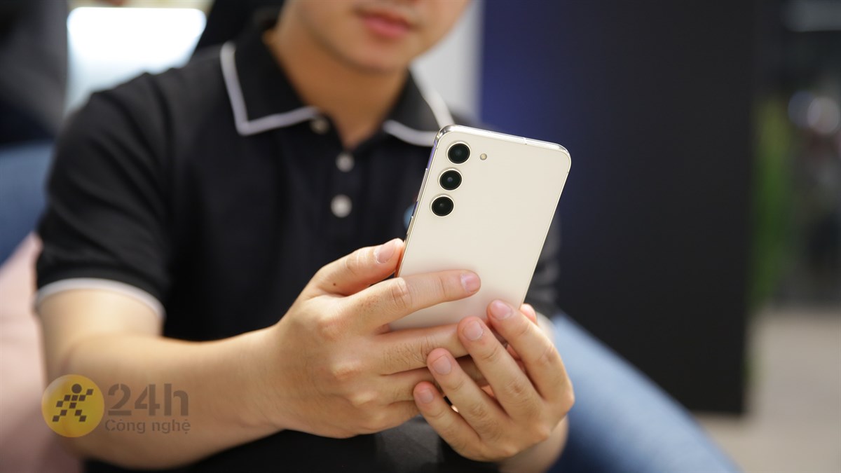 Cụm camera của Galaxy S23+ được thiết kế không viền bezel giúp tạo nên sự thống nhất cho tổng thể Cụm camera của Galaxy S23+ được thiết kế không viền bezel giúp tạo nên sự thống nhất cho tổng thể