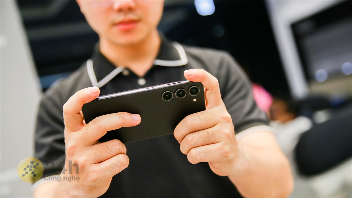 Galaxy S23+ có mặt lưng được hoàn thiện nhám giúp cầm nắm thoải mái hơn Galaxy S23+ có mặt lưng được hoàn thiện nhám giúp cầm nắm thoải mái hơn