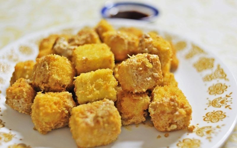 Lăn đậu hũ qua bột chi&ecirc;n gi&ograve;n