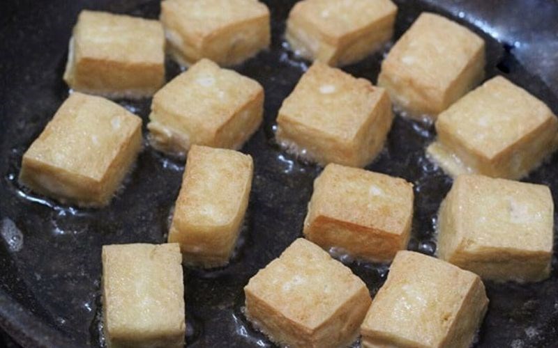 R&aacute;n 1 quả trứng ch&iacute;n trước khi r&aacute;n đậu