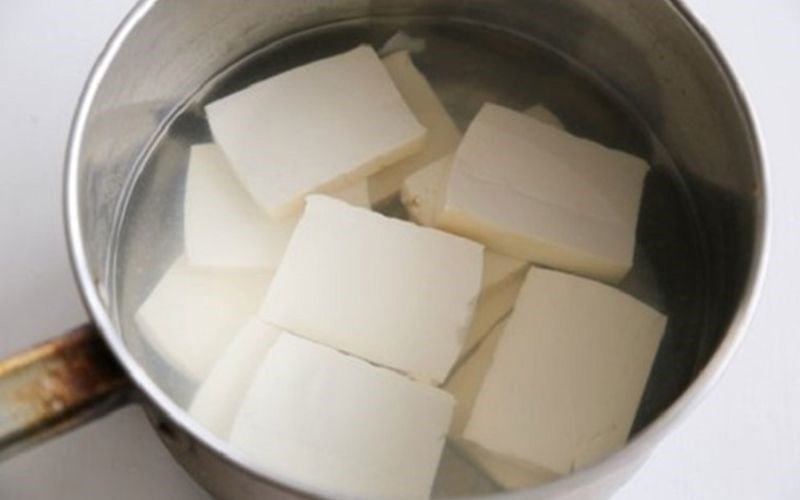 Ng&acirc;m đậu phụ v&agrave;o nước muối trước khi r&aacute;n