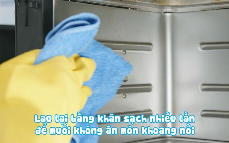 Lau bằng khăn sạch nhiều lần