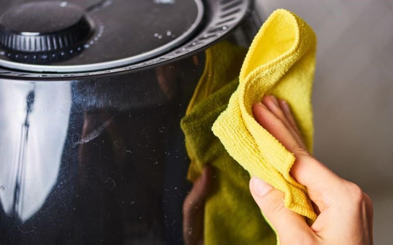 D&ugrave;ng khăn mềm lau trong v&agrave; ngo&agrave;i sản phẩm