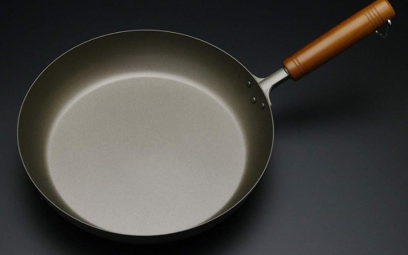 Chảo chống d&iacute;nh titanium c&oacute; độ d&agrave;y đ&aacute;y từ 5 mm trở l&ecirc;n