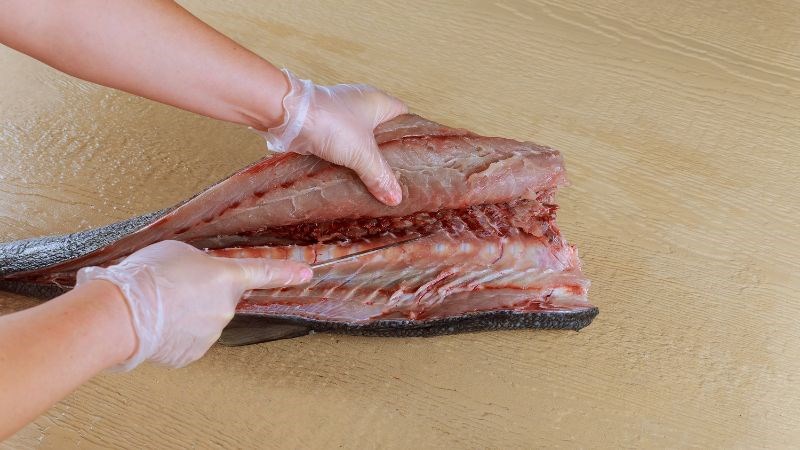 Sơ chế c&aacute; c&ugrave;ng c&aacute;c nguy&ecirc;n liệu kh&aacute;c