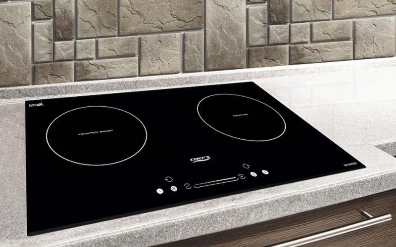 Bếp từ đ&ocirc;i lắp &acirc;m Chef's EH - DIH220 được thiết kế bằng mặt k&iacute;nh Eurokera c&oacute; khả năng chịu nhiệt tốt 