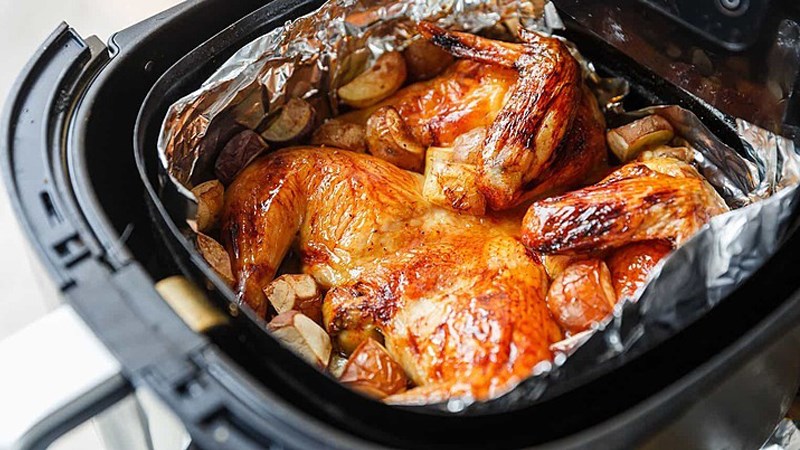 Nồi chi&ecirc;n kh&ocirc;ng dầu c&oacute; cần l&oacute;t giấy bạc?