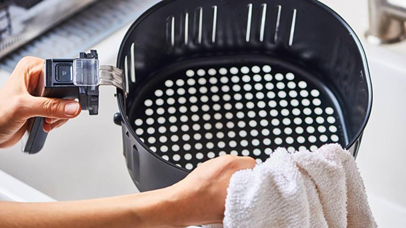 Thường xuy&ecirc;n vệ sinh nồi chi&ecirc;n