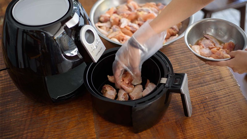 Xếp thức ăn qu&aacute; gần nhau