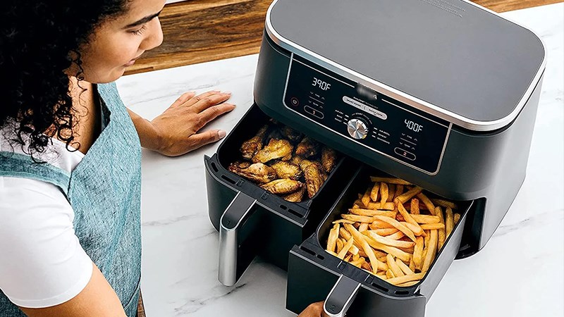 Kiểm tra m&oacute;n ăn trong qu&aacute; tr&igrave;nh nấu