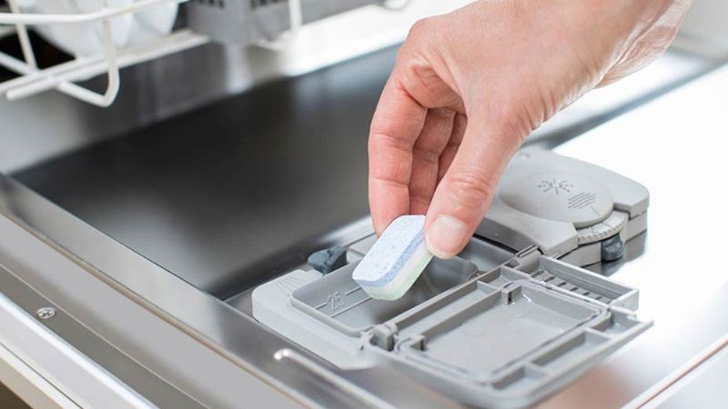 Sử dụng đ&uacute;ng chất tẩy rửa