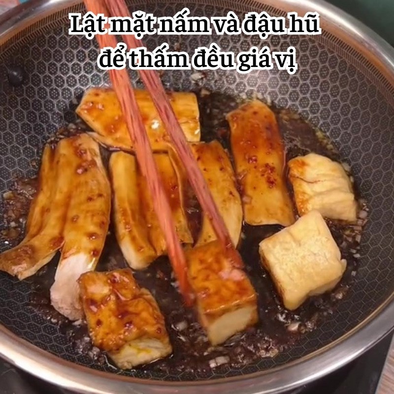 Bước 3 Xào nấm đùi gà Phá lấu chay