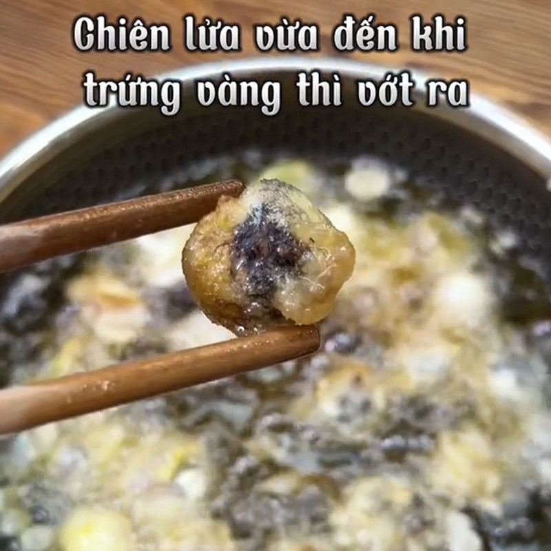 Bước 2 Chiên trứng cút lộn Cút lộn chiên nước mắm