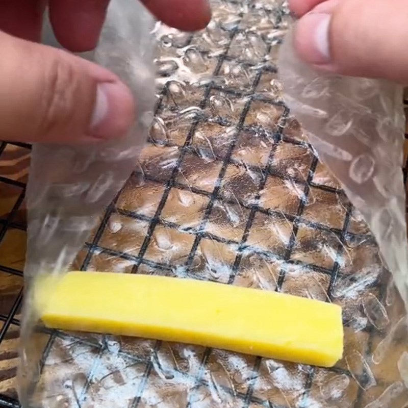 Bước 1 Cuốn phô mai vào bánh tráng Chả giò phô mai