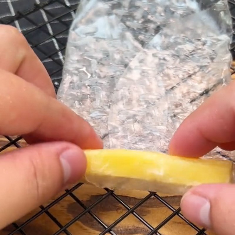 Bước 1 Cuốn phô mai vào bánh tráng Chả giò phô mai