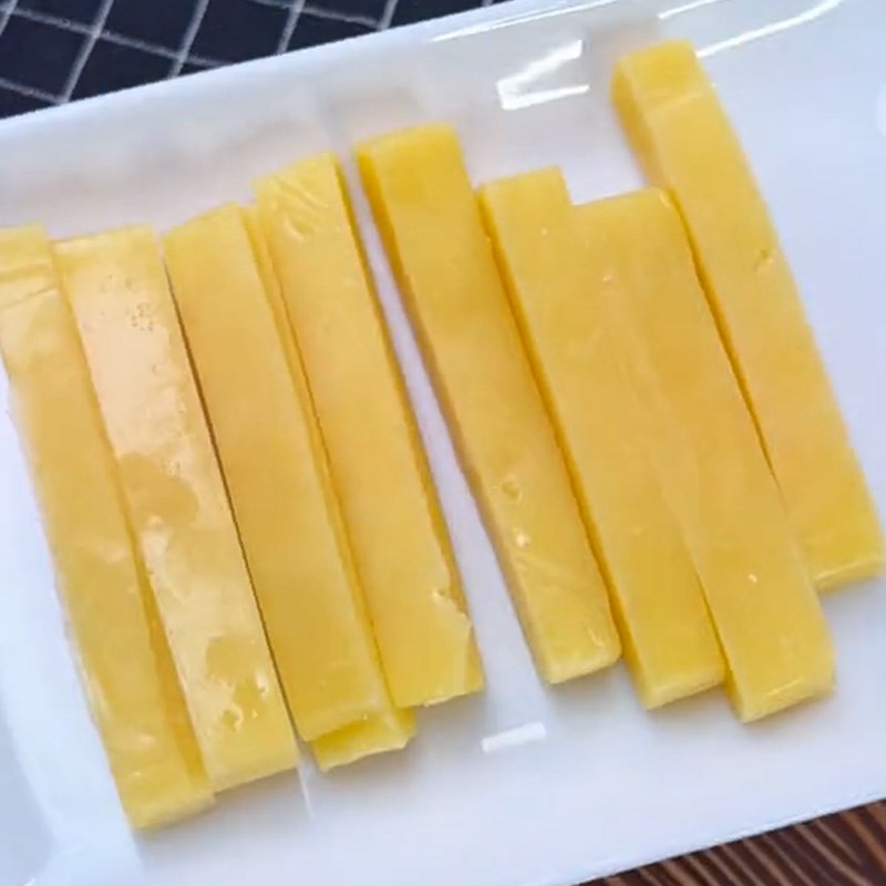 Bước 1 Cuốn phô mai vào bánh tráng Chả giò phô mai