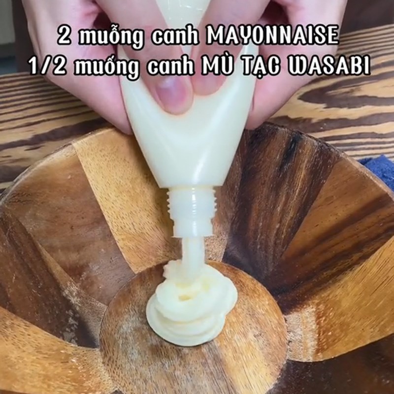 Bước 3 Làm sốt mayonnaise mù tạc Tôm chiên giòn sốt mayonnaise mù tạc