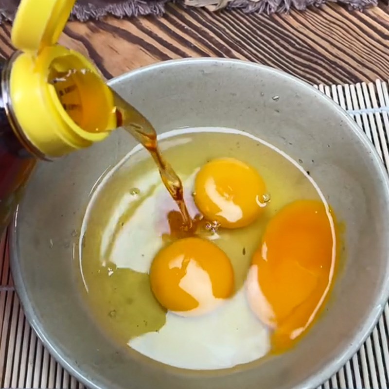 Bước 2 Nêm trứng Trứng chiên tàu hủ sốt sa tế