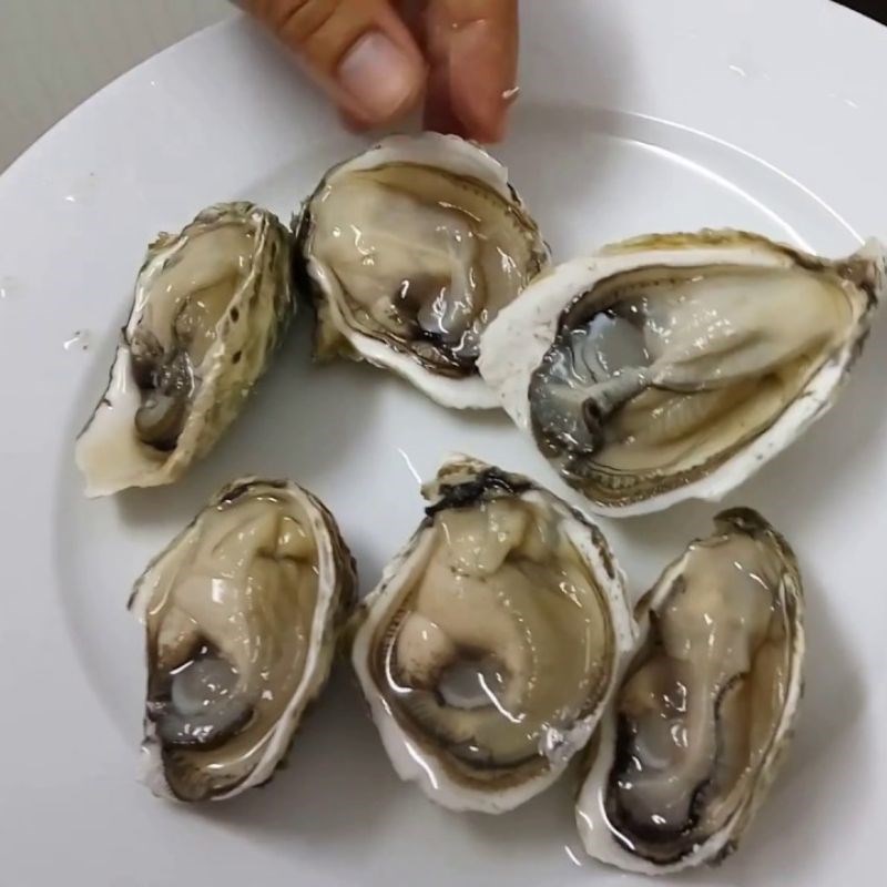 Bước 1 Sơ chế nguyên liệu hàu nướng bằng bếp nướng điện