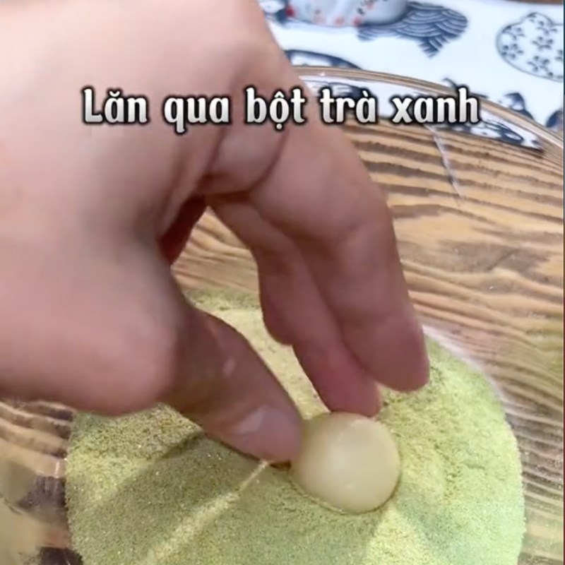 Bước 3 Tạo hình bánh mochi Bánh mochi trà xanh chấm kem sữa