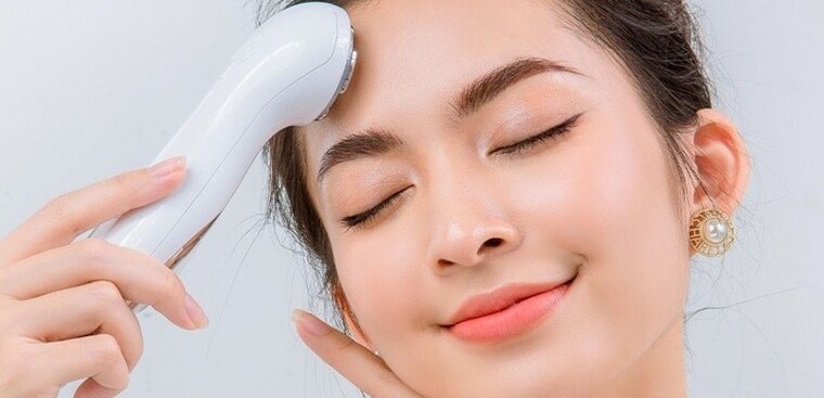 8 lợi ích khi dùng máy massage mặt bạn nên biết