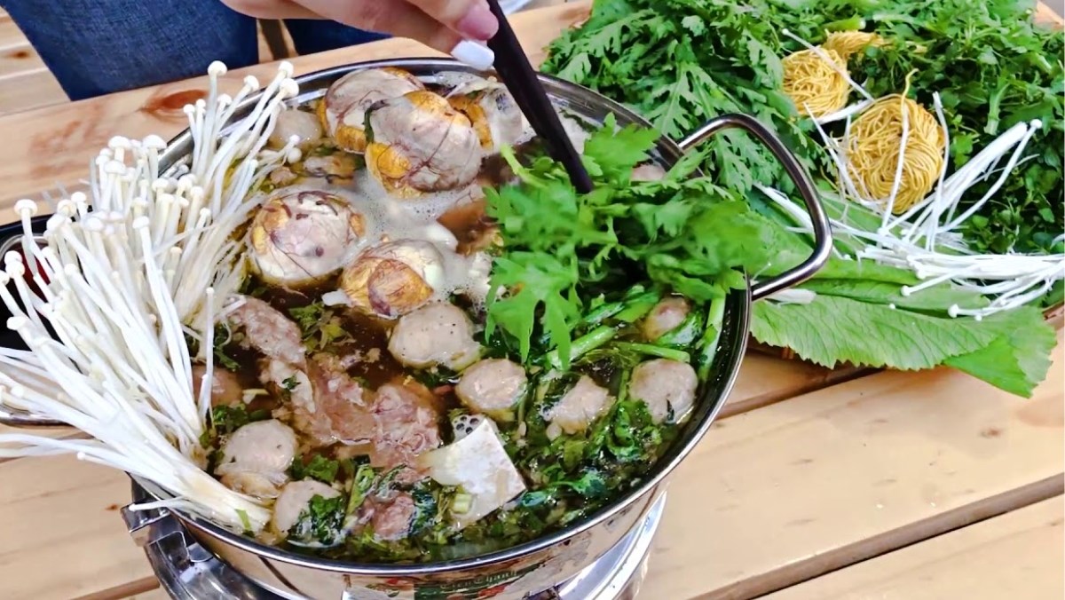 Lẩu hột vịt lộn