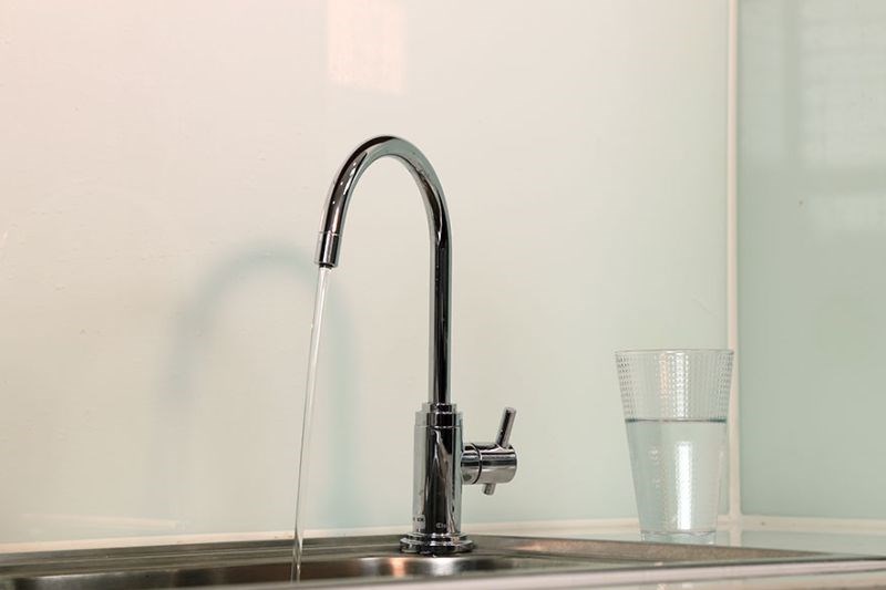 Tiếp tục xả bỏ nước trong b&igrave;nh th&ecirc;m 2 lần